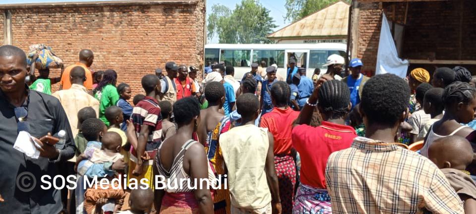 Des réfugiés congolais refusent de monter à bord de bus apprêtés par le HCR pour les emmener sur le site de Musenyi dans le sud-est du Burundi © SOS Médias Burundi