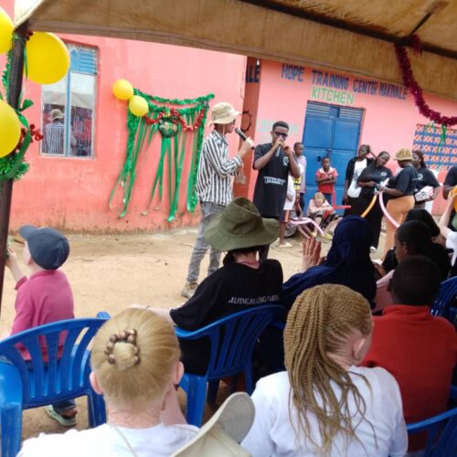 Nakivale (Ouganda) : les réfugiés albinos menacés par le soleil accablant
