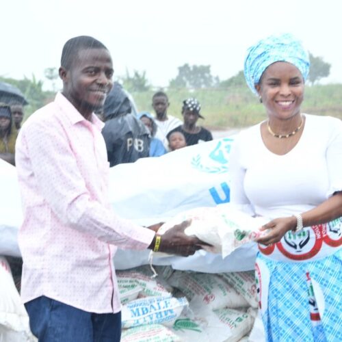 Burundi: solidarity with congolese refugees – a visit by the congolese delegation and a humanitarian gesture from the first lady of Burundi