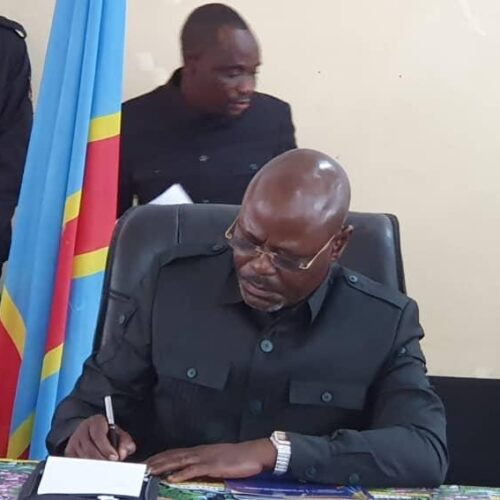 Visite du ministre de la défense à Uvira : entre promesses de soutien et tensions sur le terrain