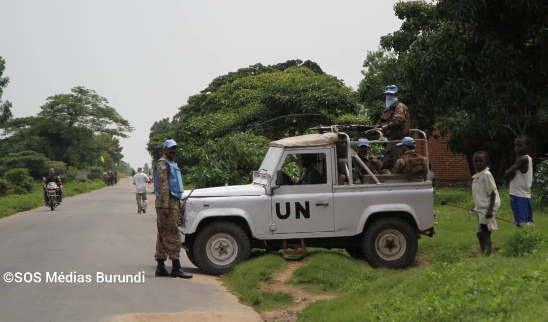 Un check-point des casques bleus de la Monusco à Uvira, dans le Sud-Kivu, une zone minée par la présence de milices soutenues par Kinshasa et d’hommes armés, identifiés ou non. © SOS Médias Burundi