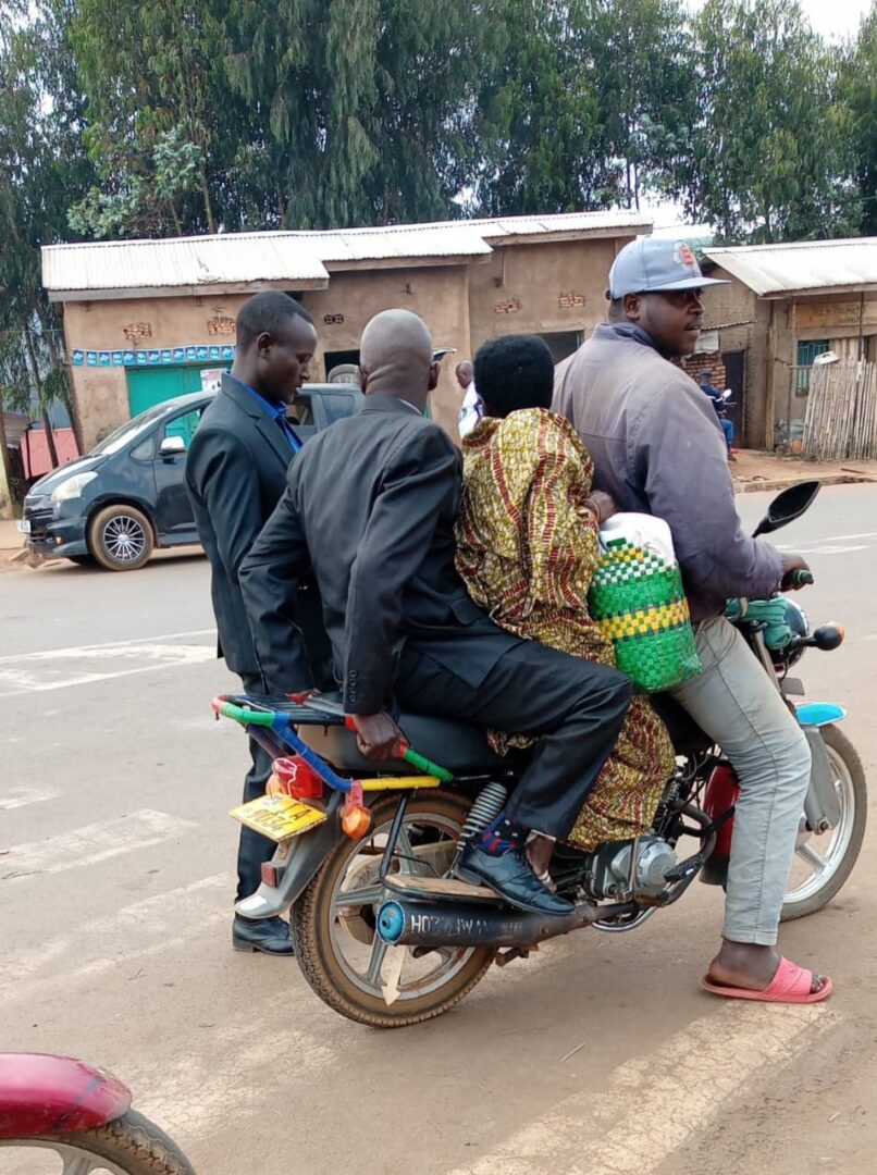 Des passagers dans une zone où les habitants, faute d’alternative, se rabattent sur les taxis-motos aux tarifs élevés pour se déplacer © SOS Médias Burundi