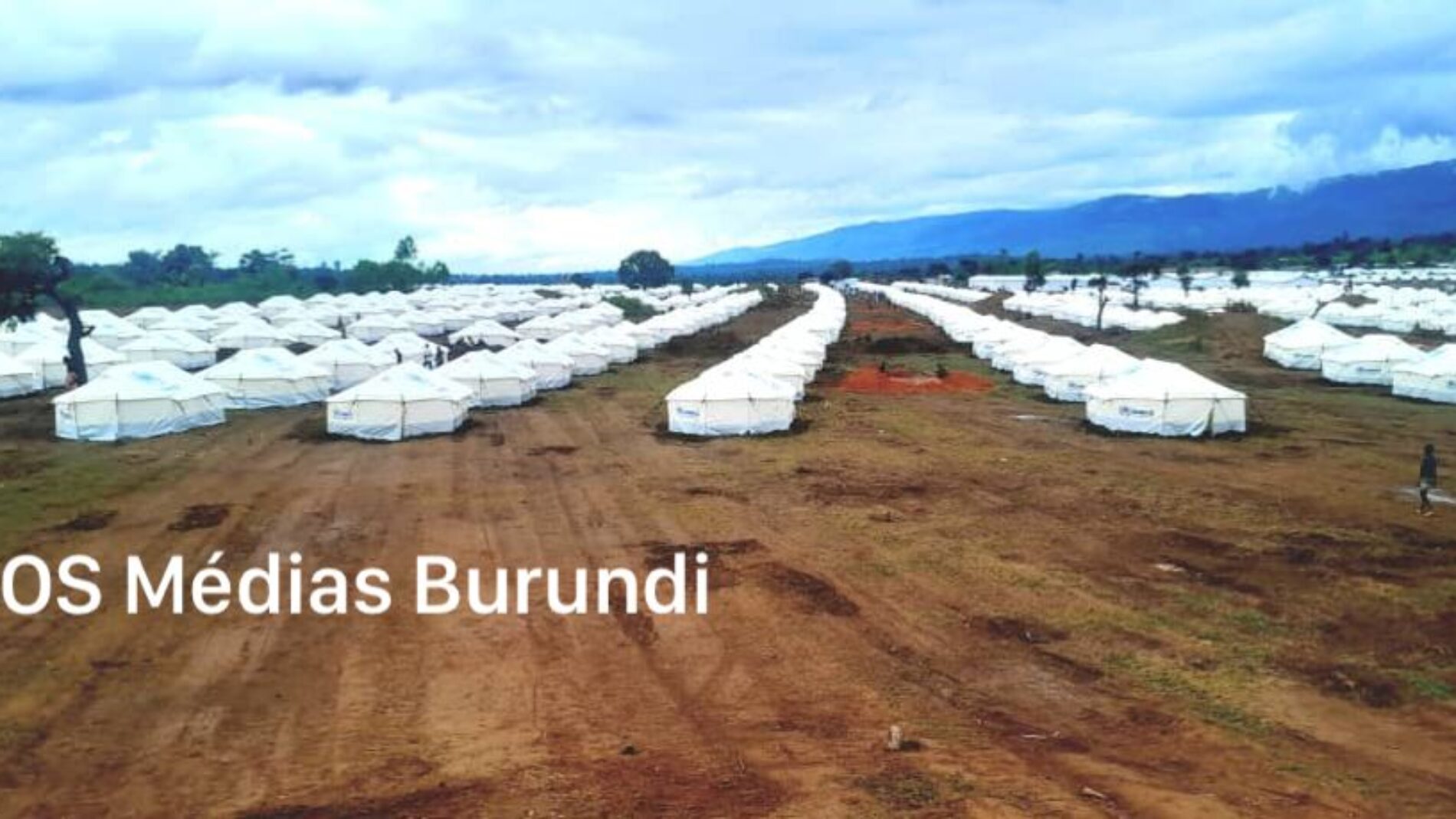 Musenyi : tents to ease the overcrowding of more than 80 refugee families