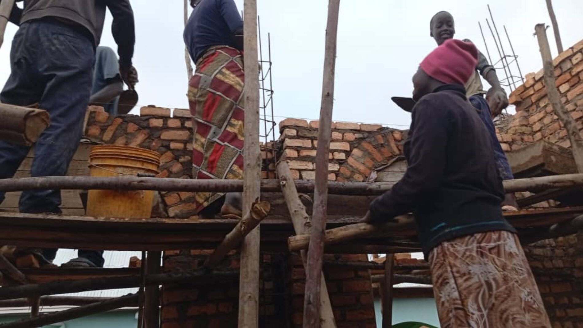 Huko Kayanza, waashi wanawake wanajenga jiwe la baadaye kwa jiwe