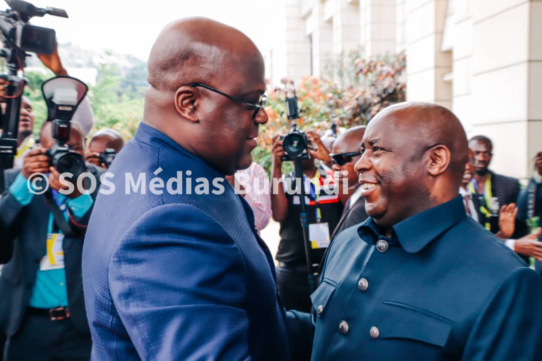 Les présidents congolais Félix Tshisekedi et burundais Évariste Ndayishimiye lors du sommet sur la crise congolaise à Bujumbura, où ils ont accusé le Rwanda d’avoir envahi l’est de la RDC et autorisé le déploiement de troupes burundaises. ©SOS Médias Burundi