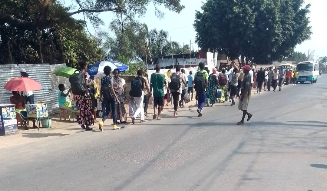 Sur l’une des gares routières de Bujumbura, des passagers rebroussent chemin faute de bus assurant la liaison entre la capitale économique et les provinces © SOS Médias Burundi