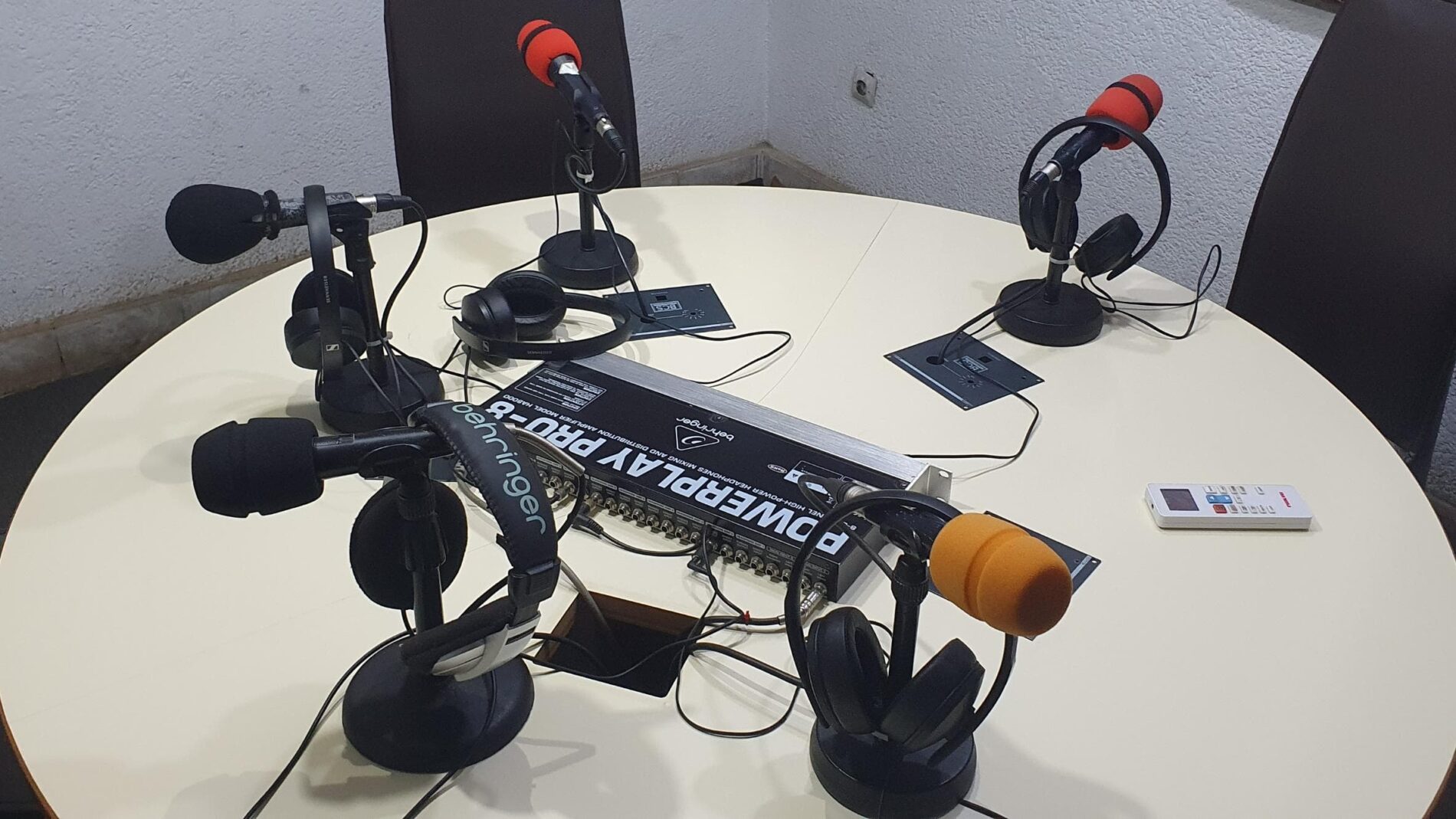 Power outages : local radio stations suffocate in the dark