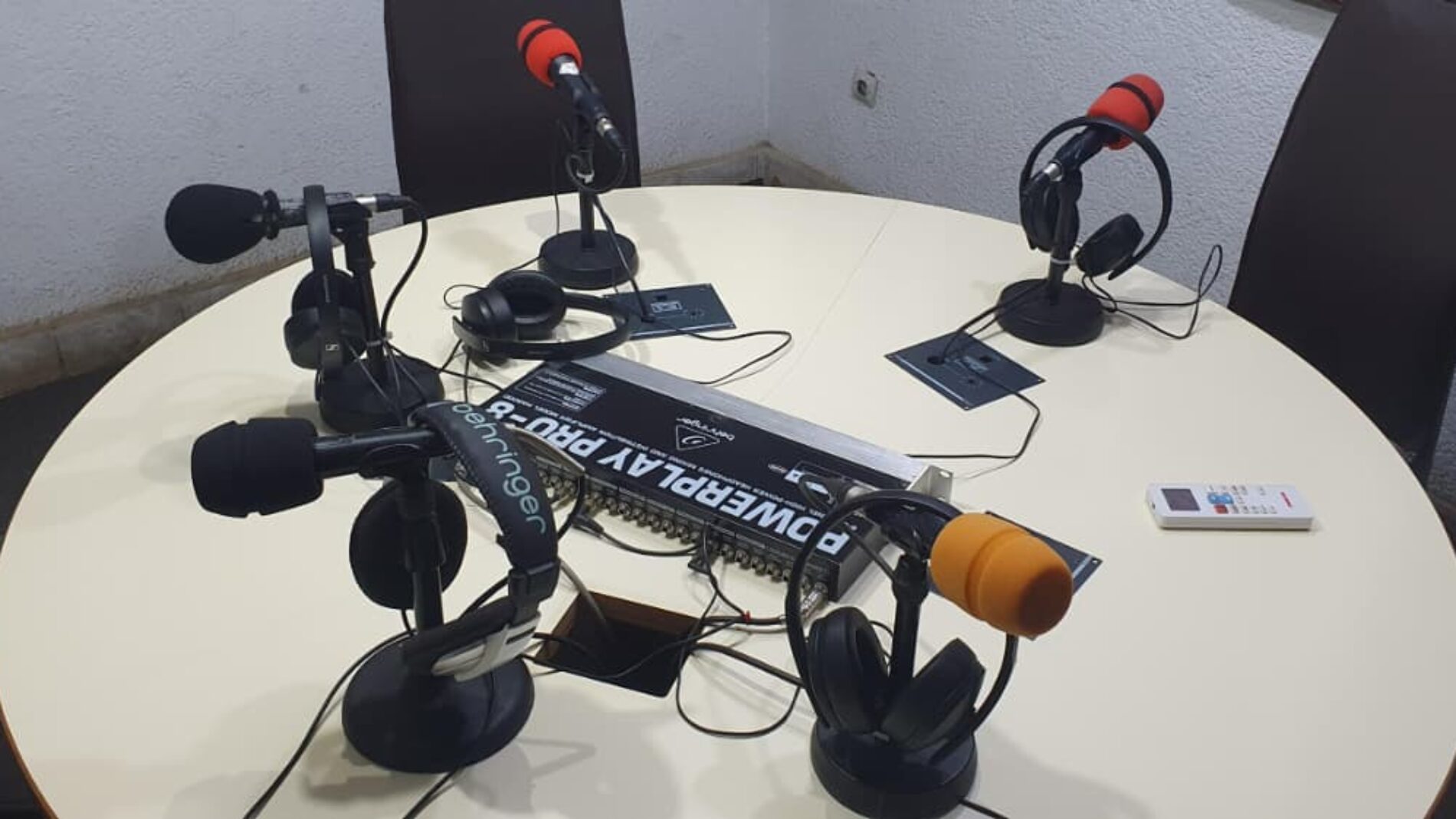 Coupures d’électricité : les radios locales étouffent dans le noir
