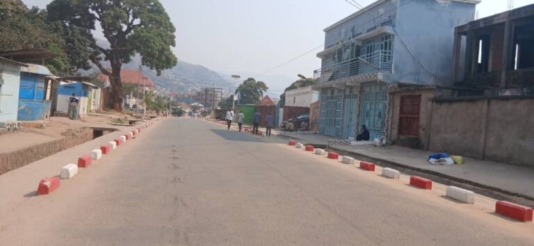 Une route déserte dans la ville d’Uvira, au Sud-Kivu.