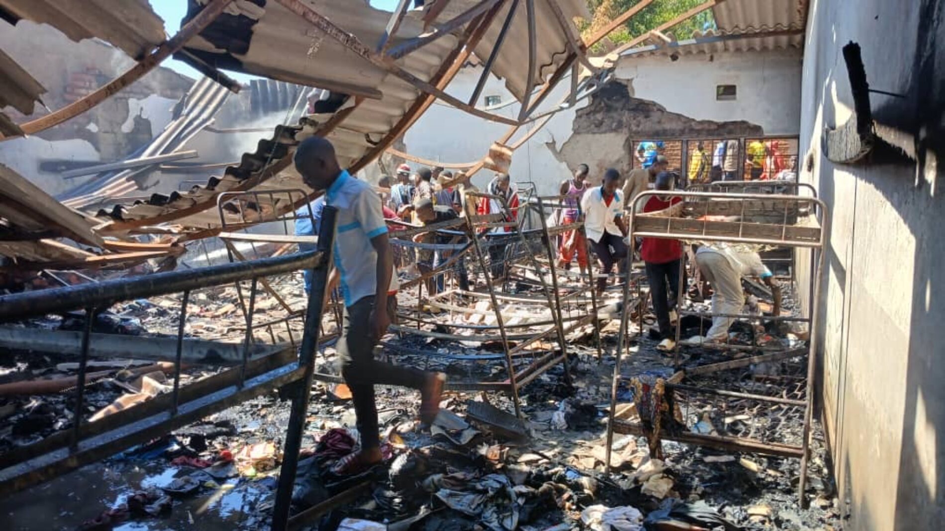 Fire at Nyabigina Technical High School : a dormitory reduced to ashes, pupils distraught