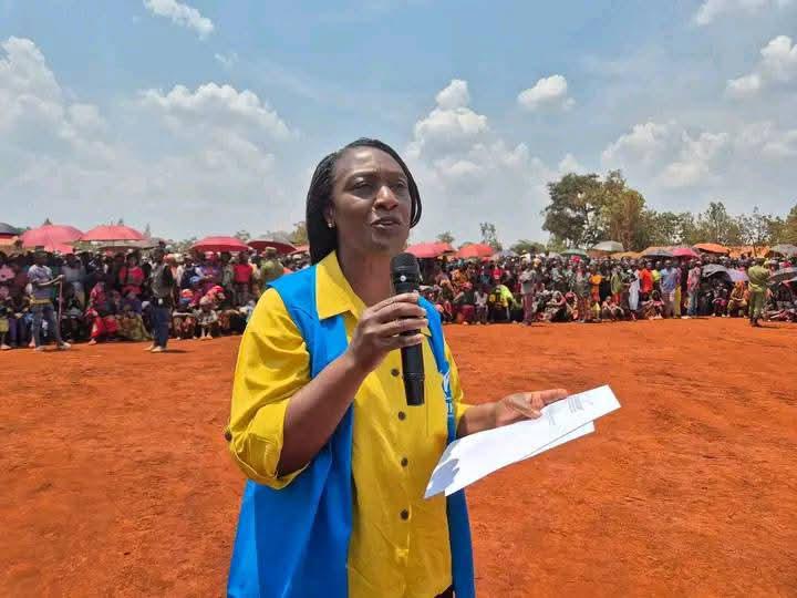 Au camp de Nyarugusu, le 16 octobre 2025, la Représentante-pays du HCR prend la parole devant les réfugiés burundais. © SOS Médias Burundi