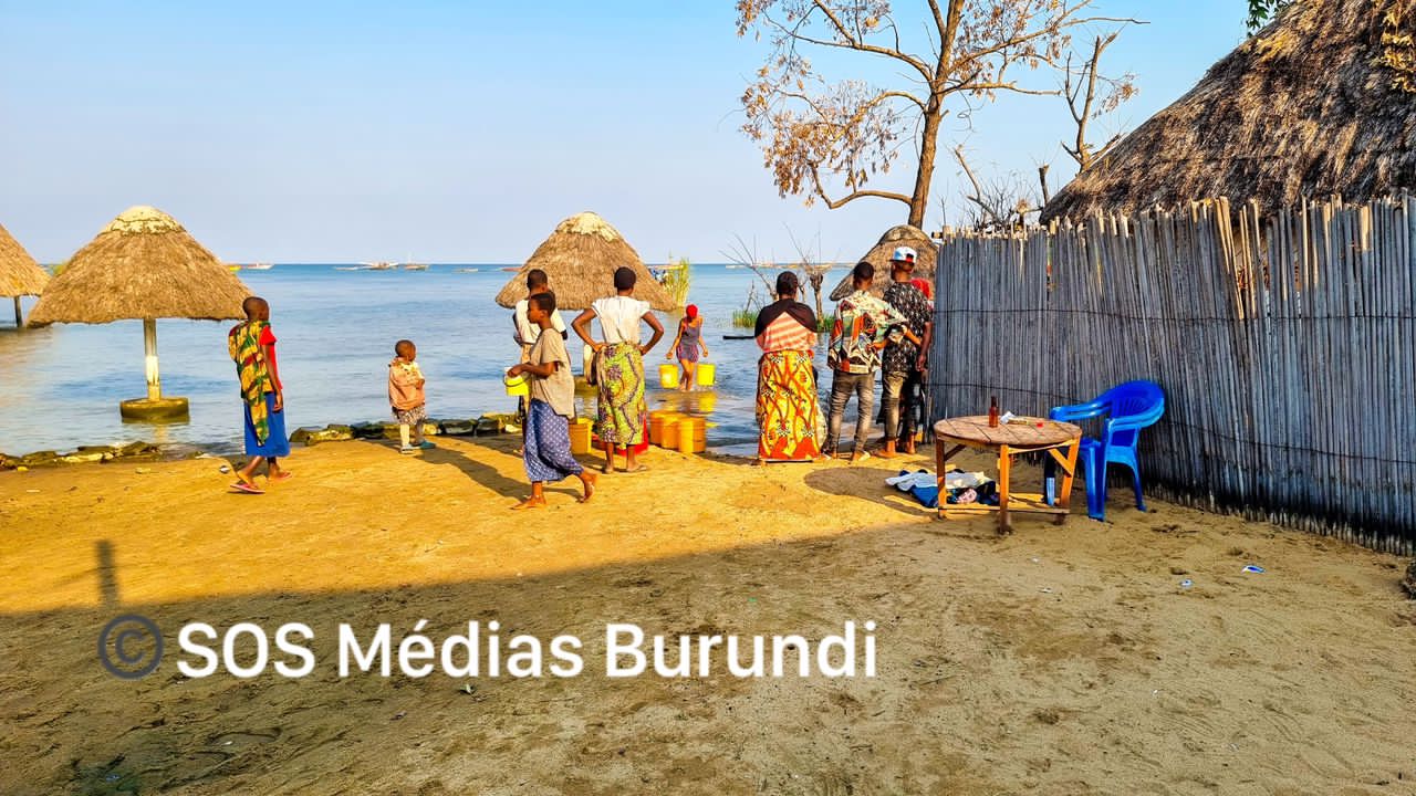 Des femmes à la recherche de l’eau sur le lac Tanganyika à Rumonge, juillet 2024 © SOS Médias Burundi