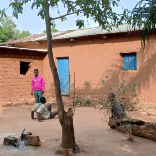 Buganda : une grenade tue un vieil homme et un enfant, deux autres membres de la famille blessés