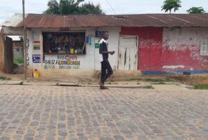 Un jeune homme dans une rue de Rumonge, où la découverte de plusieurs corps ces derniers jours suscite l’inquiétude au sein de la population. ©SOS Médias Burundi