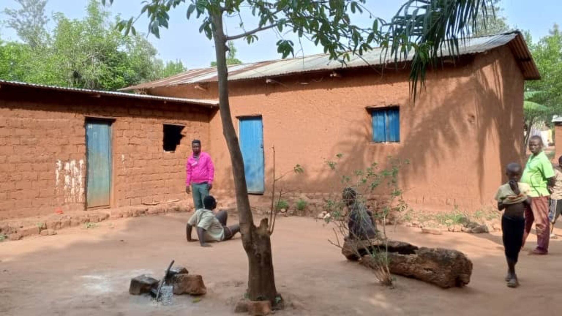 Buganda : a grenade kills an elderly man and a child, two other family members injured
