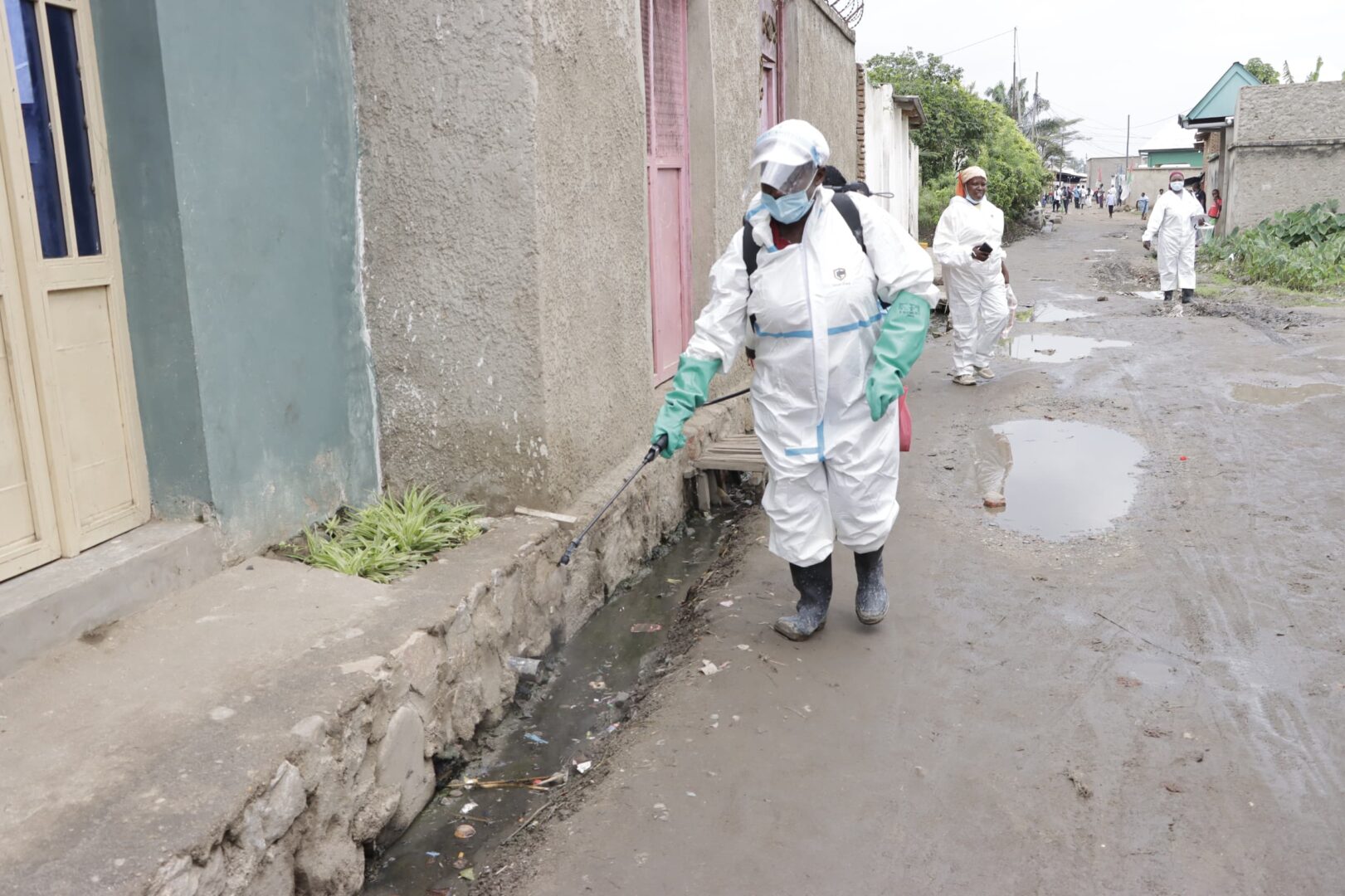 Des agents de santé en train de pulvériser l’intérieur et l’extérieur des ménages à Buterere, au nord de Bujumbura, une zone fortement menacée par le paludisme et le choléra. ©SOS Médias Burundi