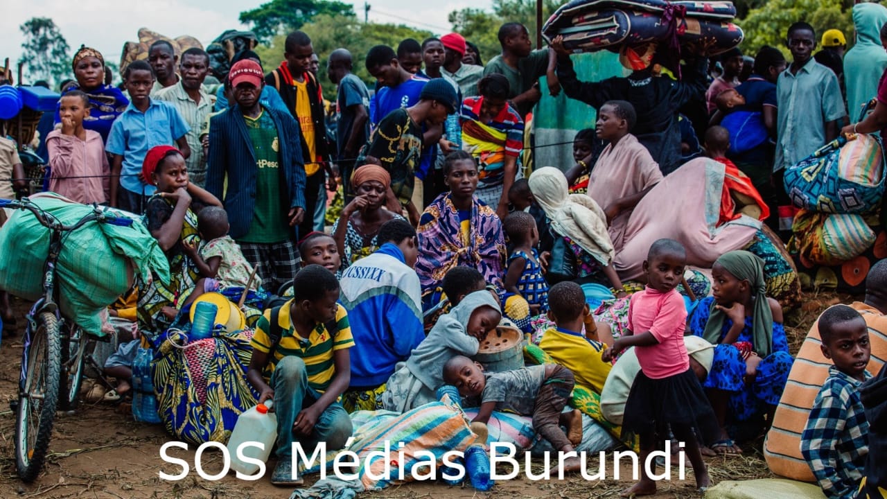 Des réfugiés congolais, dont des enfants, accueillis dans un camp de police à Gatumba, à l’ouest du Burundi. Une altercation entre des réfugiés tentant de sortir et les forces de police a fait au moins un mort la semaine dernière. ©SOS Médias Burundi