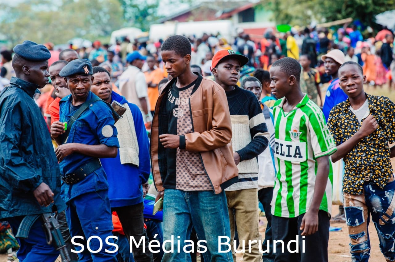 Deux policiers burundais lors d’une opération de contrôle de nouveaux réfugiés congolais à l’ouest du Burundi, le 11 décembre 2025. ©SOS Médias Burundi