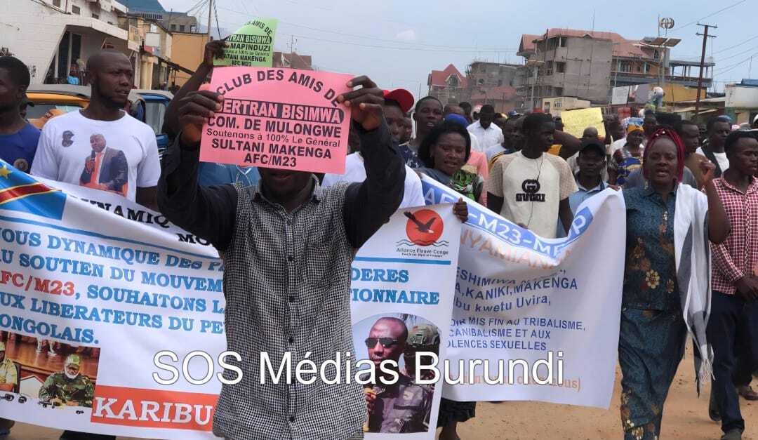 Des habitants d’Uvira descendus dans les rues le 16 décembre 2025 réclament le maintien des rebelles du M23. ©SOS Médias Burundi
