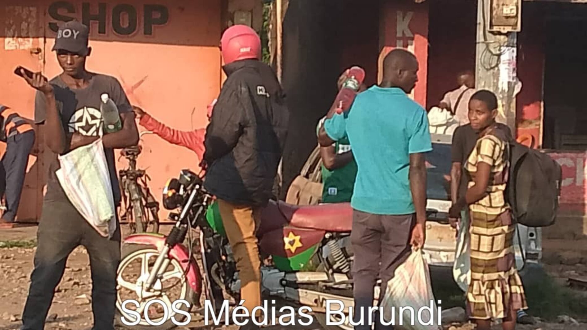 Photo de la semaine : la flambée du carburant à Bubanza et Mpanda paralyse les transports, l’insécurité en RDC exacerbe la crise