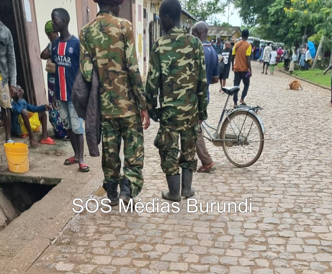 À Rumonge, dans la ville portuaire du sud-ouest du Burundi, deux militaires récemment rapatriés de la RDC via le lac Tanganyika rentrent affamés, démoralisés et vêtus de manière délabrée, selon des témoins. ©SOS Médias Burundi