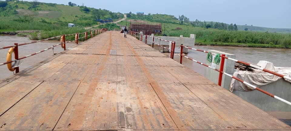 Le pont de Kaburantwa, sur la rivière Rusizi entre la RDC et le Burundi, emprunté par des civils ainsi que par des militaires burundais et congolais, des miliciens Wazalendo et des Imbonerakure fuyant l’avancée du M23. ©SOS Médias Burundi