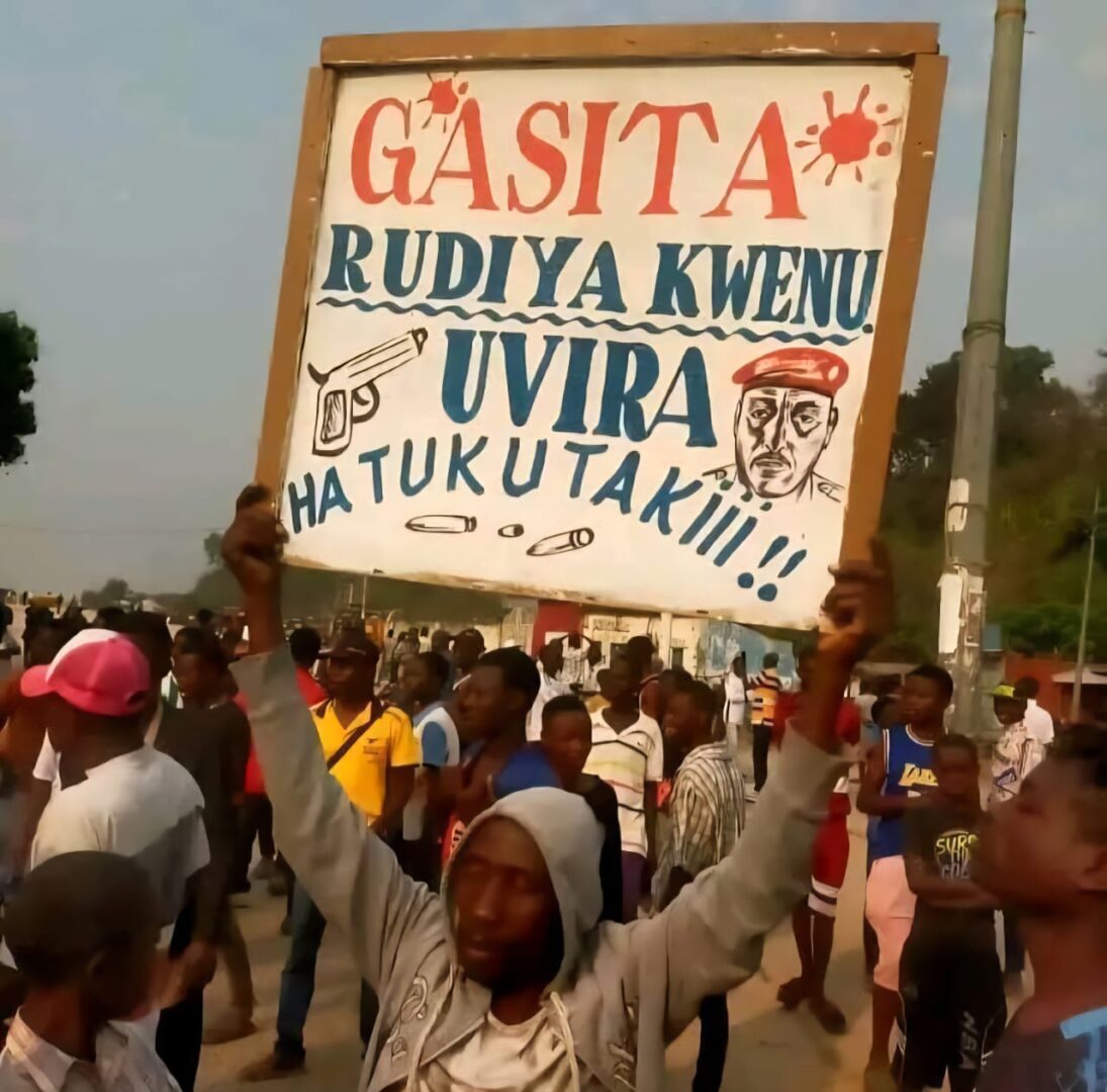 Lors de la manifestation du lundi 8 septembre à Uvira, un homme brandit une pancarte appelant le général Gasita, en raison de son appartenance à la communauté tutsi, à quitter la ville. Plusieurs participants ont été tués ou blessés lors des affrontements avec les FARDC. ©DR