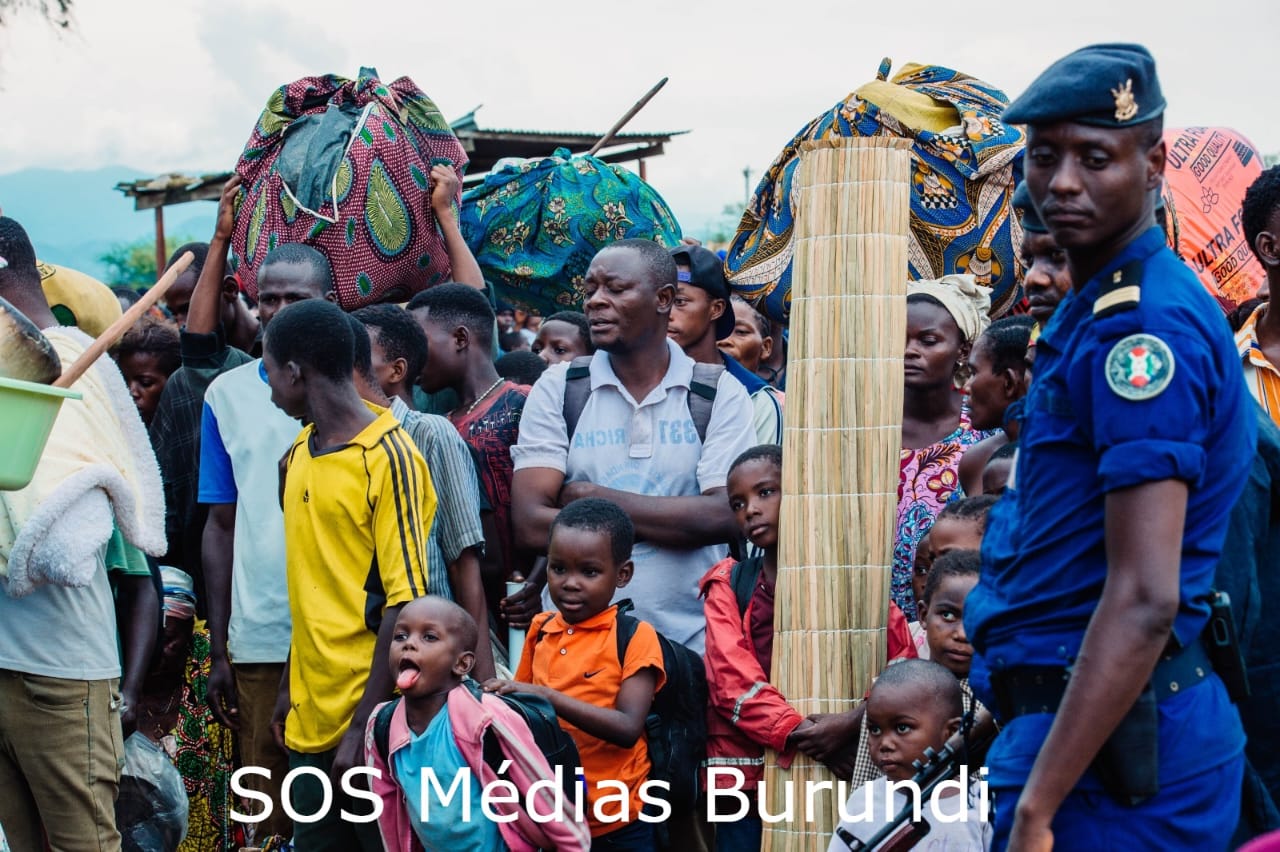 Un policier burundais encadre l’installation de réfugiés congolais dans un camp de la Police nationale du Burundi (PNB), non loin de la frontière à Gatumba, alors que l’afflux de personnes fuyant les violences dans l’est de la RDC se poursuit. (SOS Médias Burundi