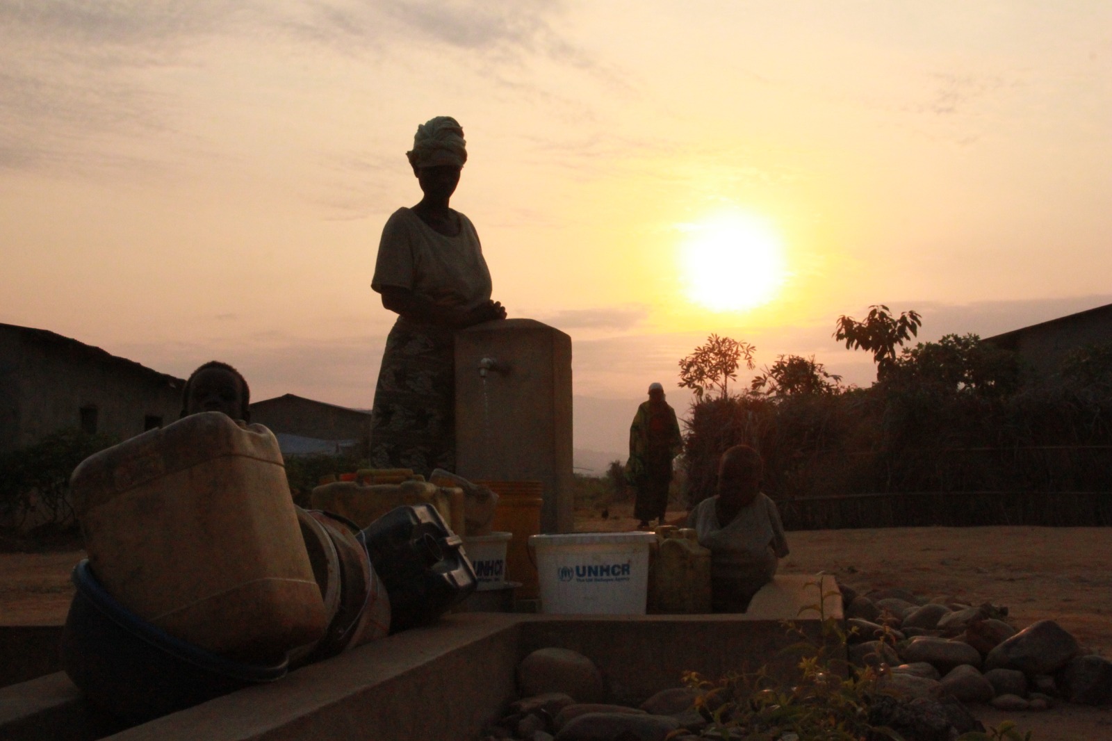 Une jeune femme à une fontaine d’eau sur la colline de Mutambara ( sud-ouest du Burundi), une localité habitée par des rapatriés de Tanzanie. ©Jean Pierre Aimé Harerimana / SOS Médias Burundi)