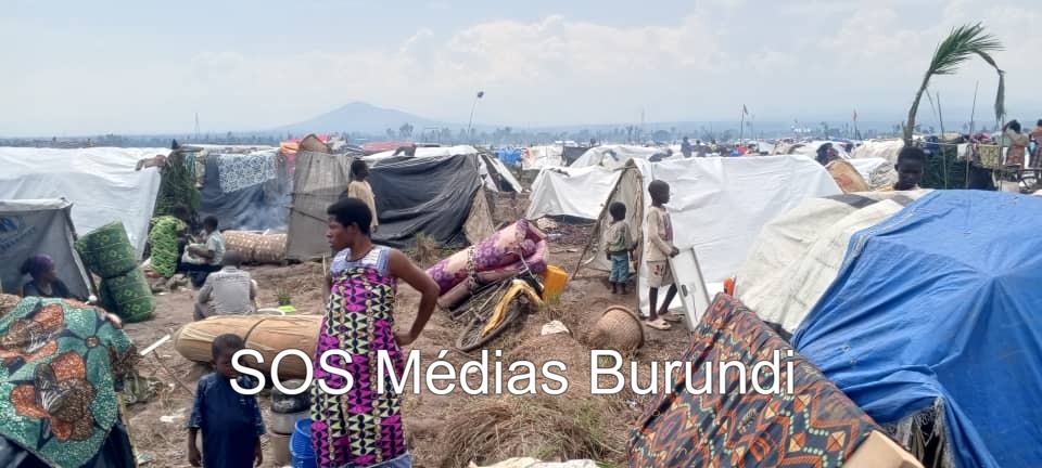 Une réfugiée congolaise et des enfants devant des abris de fortune au camp de Busuma, où le choléra menace la population. ©SOS Médias Burundi