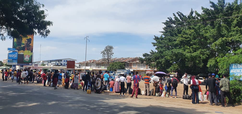 Des habitants de Bujumbura attendent en vain un bus de transport pour faire leurs courses la veille de Noël. Les citadins dénoncent les difficultés de déplacement et la flambée des prix. ©SOS Médias Burundi