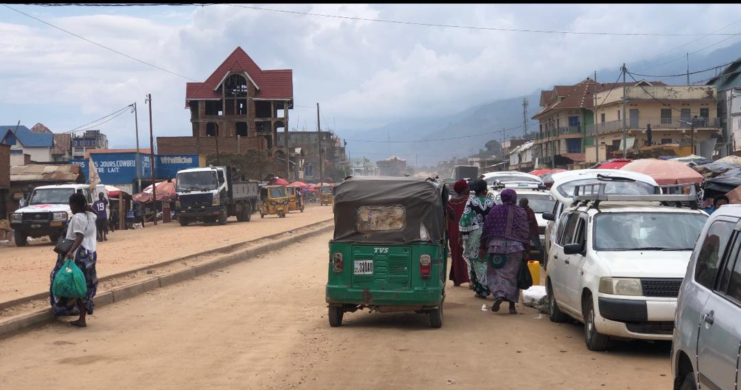 Un parking dans la ville d’Uvira. La vie a repris après l’attaque attribuée aux miliciens Wazalendo dans la nuit du lundi 22 décembre. ©SOS Médias Burundi