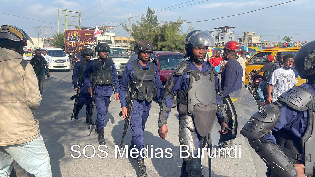 Des policiers de l’AFC/M23 encadrent la manifestation dans la ville de Goma, où la population appelle au maintien des rebelles à Uvira. ©SOS Médias Burundi
