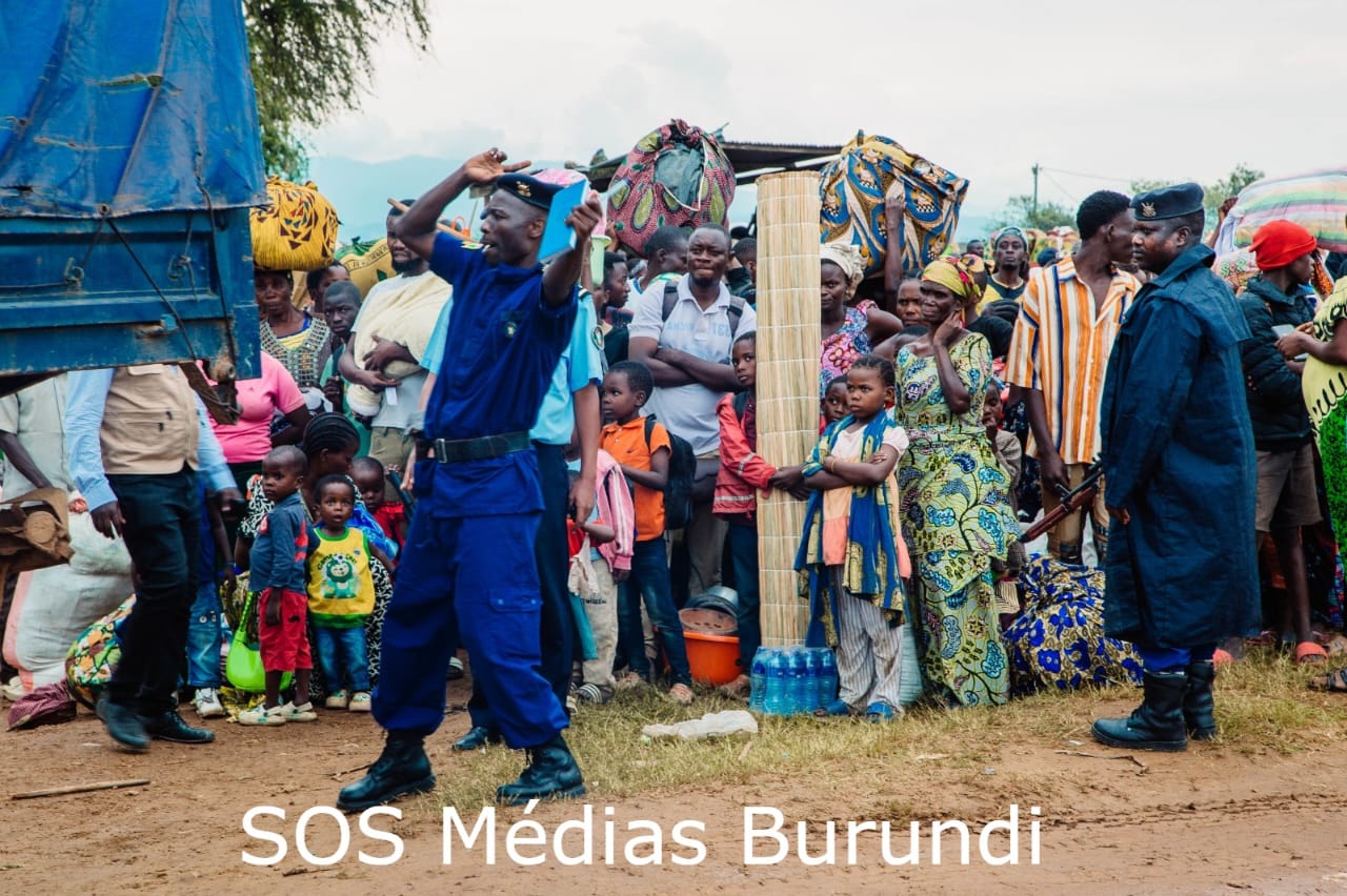 Deux policiers encadrent l’arrivée de réfugiés congolais dans un site à Gatumba, près de la frontière avec la RDC, dans un camp supervisé par la police. Ce site a déjà été le théâtre de heurts entre réfugiés et forces de l’ordre, ayant causé au moins un mort et 12 blessés. ©SOS Médias Burundi