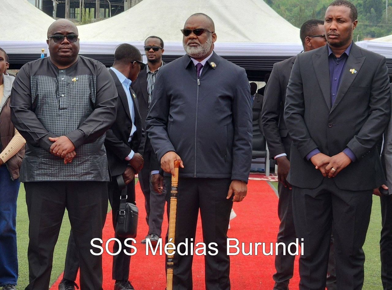 Corneille Nangaa, coordonnateur de l’AFCM23, entouré de ses deux adjoints, Bertrand Bisimwa et Freddy Kaniki, au stade de l’Unité de Goma, le 8 janvier 2026. ©SOS Médias Burundi