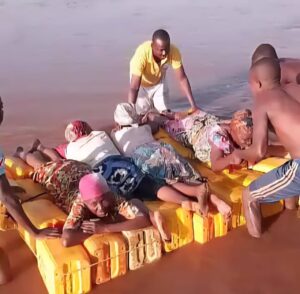 Des passeurs aident des femmes congolaises à traverser la rivière Rusizi à l’aide de bidons vides, pour regagner clandestinement la RDC depuis le Burundi. ©SOS Médias Burundi