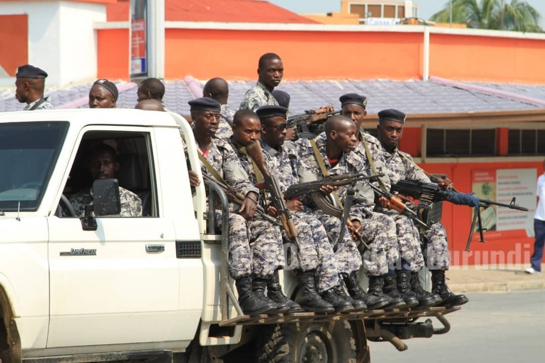 Des policiers de la brigade anti-émeute, lourdement armés, sillonnent les principaux axes de circulation dans la capitale économique, Bujumbura. ©SOS Médias Burundi