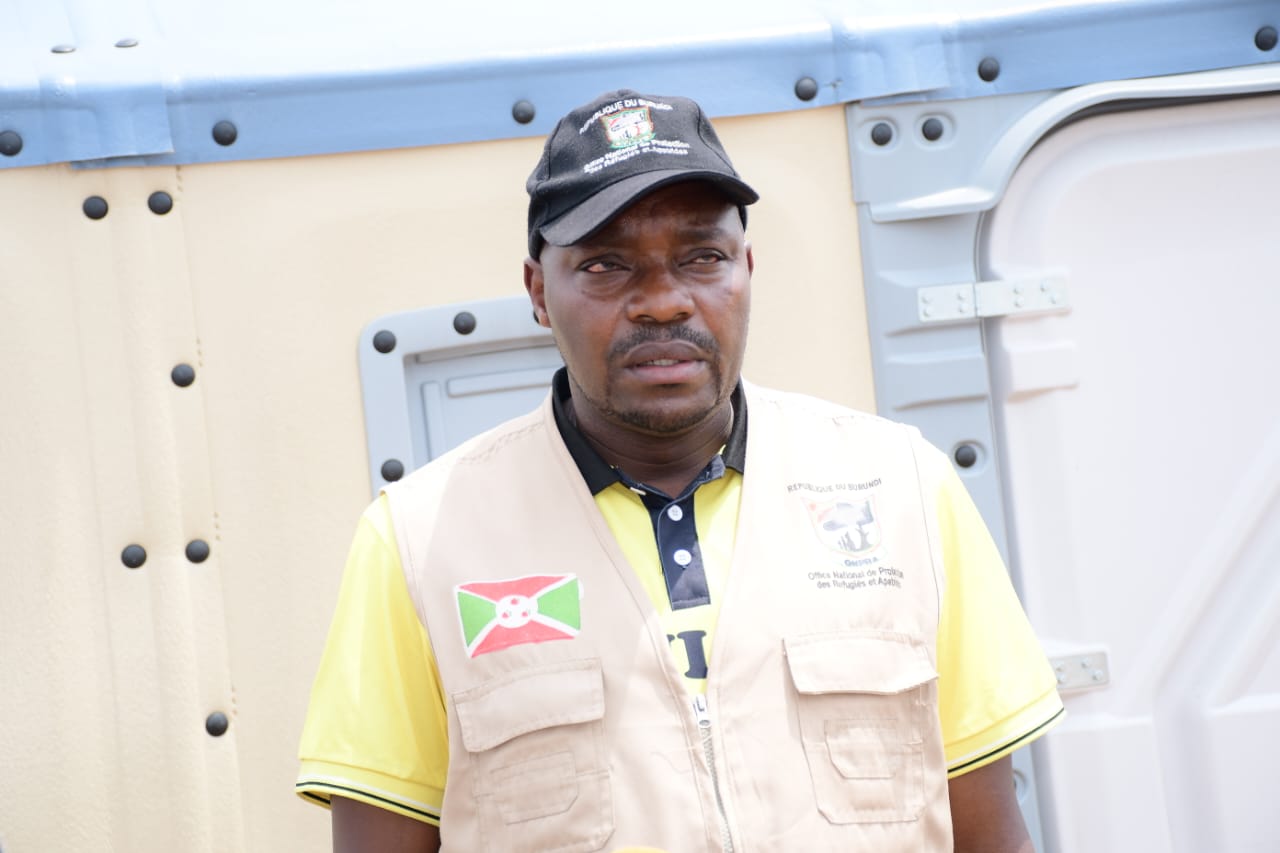 Fiacre Nkunzimana, coordinateur de l’ONPRA pour les quatre camps de Buhumuza, réfute les allégations des réfugiés sur les conditions de vie au camp de Busuma. ©SOS Médias Burundi