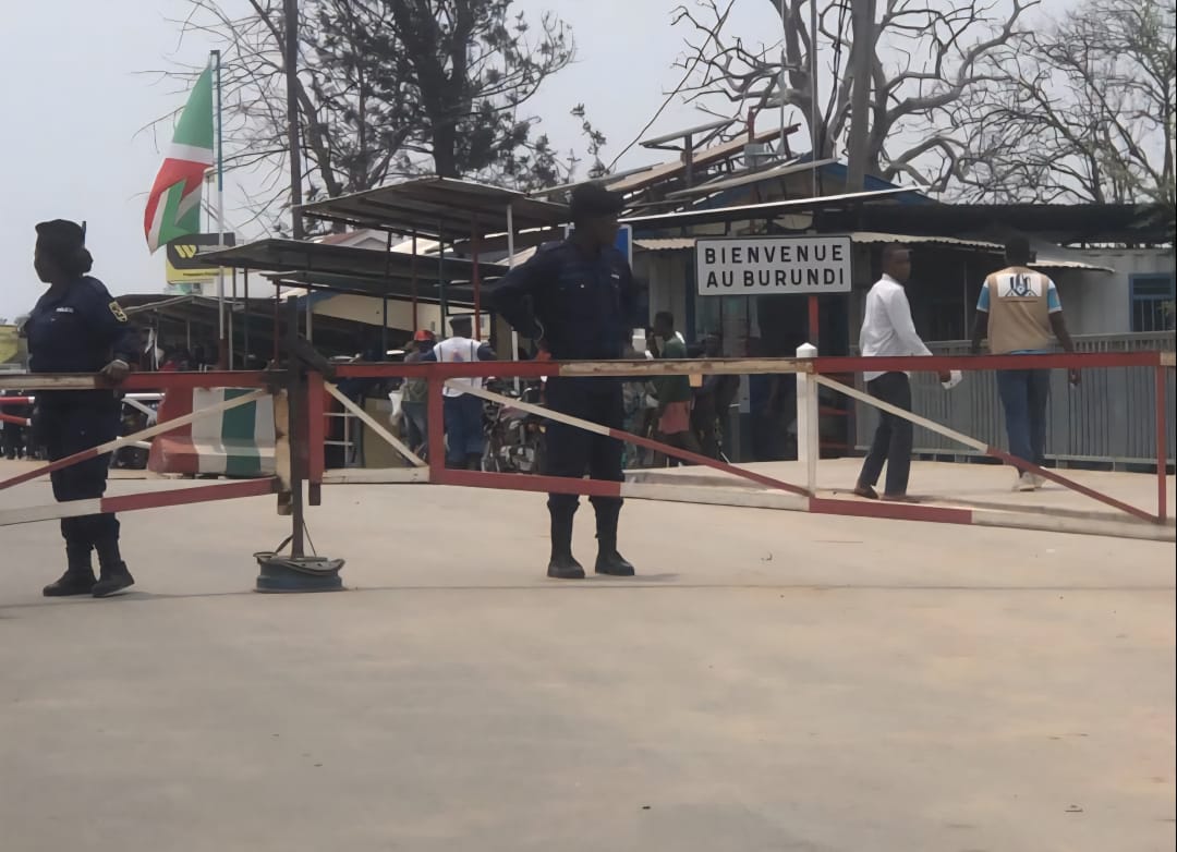 La frontière burundo-congolaise de Gatumba reste fermée depuis le 10 décembre 2025, après la chute d’Uvira face aux rebelles du M23, perturbant le passage des personnes et des marchandises. ©SOS Médias Burundi