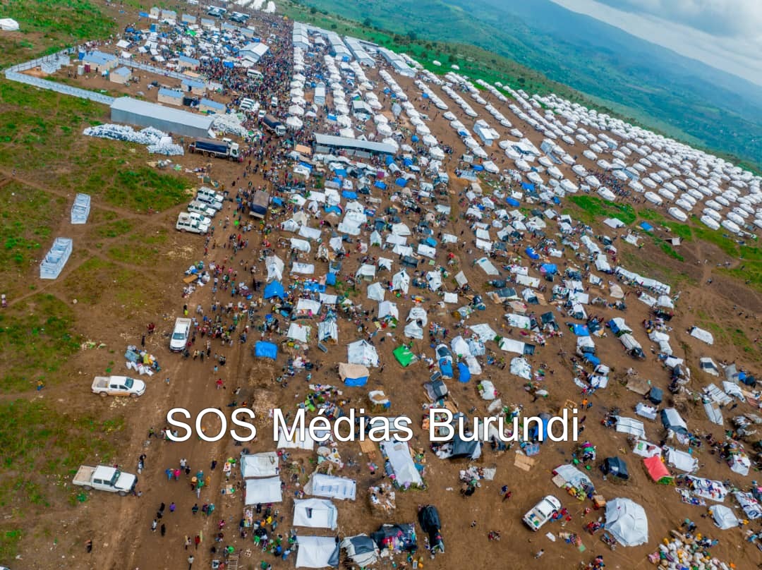 Le camp de Busuma, encore en construction, où des réfugiés congolais s’entassent dans des conditions précaires, dénonçant le manque d’abris, d’eau potable, de nourriture et de soins médicaux, au cœur d’un exode massif provoqué par les combats dans le Sud-Kivu. ©SOS Médias Burundi