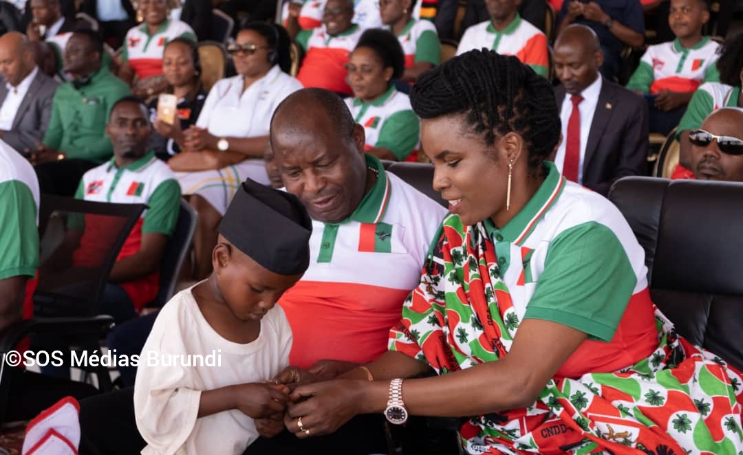 Le président du Burundi, Évariste Ndayishimiye, et la Première dame, Angeline Ndayishimiye, saluent un jeune garçon ayant participé au défilé lors de la 7ᵉ édition de la Journée des Imbonerakure, à Makamba, au sud du Burundi, le 26 août 2023. ©SOS Médias Burundi