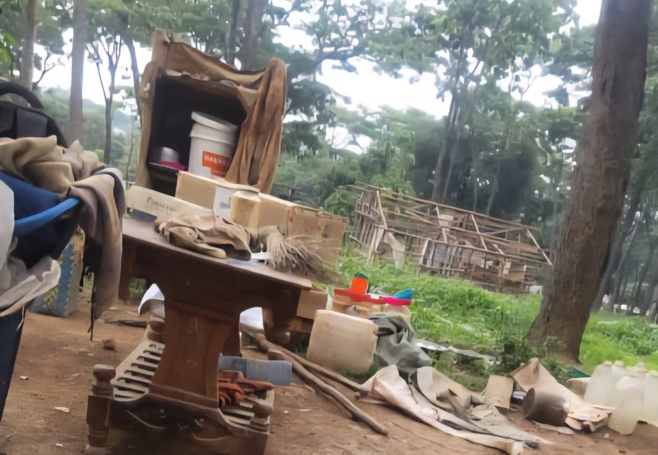 Les effets ménagers d’une famille de réfugiés burundais étalés en plein air après la destruction de leur maison au camp de Nduta, le 8 janvier 2026. ©SOS Médias Burundi