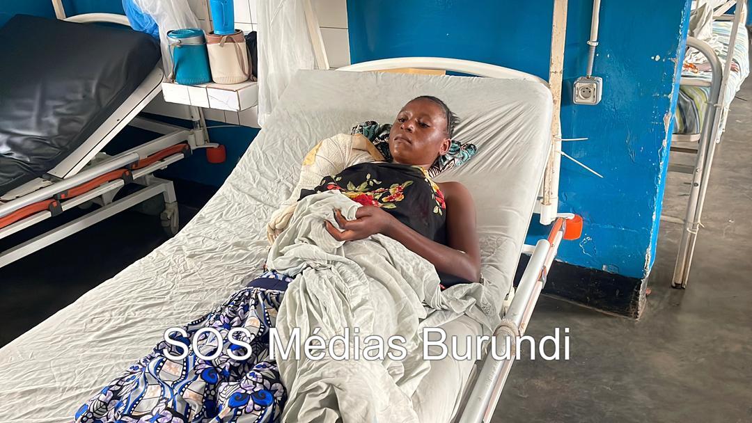 Sur le terrain, les violences se poursuivent. Ici, une femme est alitée dans un hôpital du territoire de Masisi, dans le Nord-Kivu, après avoir été touchée lors des bombardements attribués à l’armée congolaise. ©SOS Médias Burundi