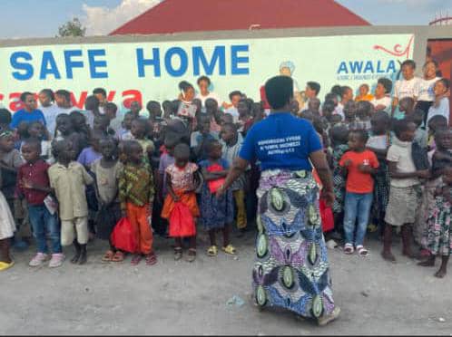 Une femme anime une séance dans l’orphelinat géré par l’association AWALA à Bujumbura.© DR/SOS Médias Burundi