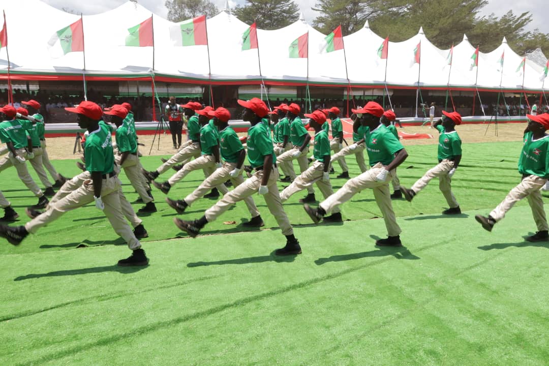 Des élèves mobilisés pour participer à un défilé militaire en marge d'une journée dédiée aux Imbonerakure, les membres de la ligue des jeunes du CNDD-FDD dans la ville commerciale Bujumbura. © SOS Médias Burundi