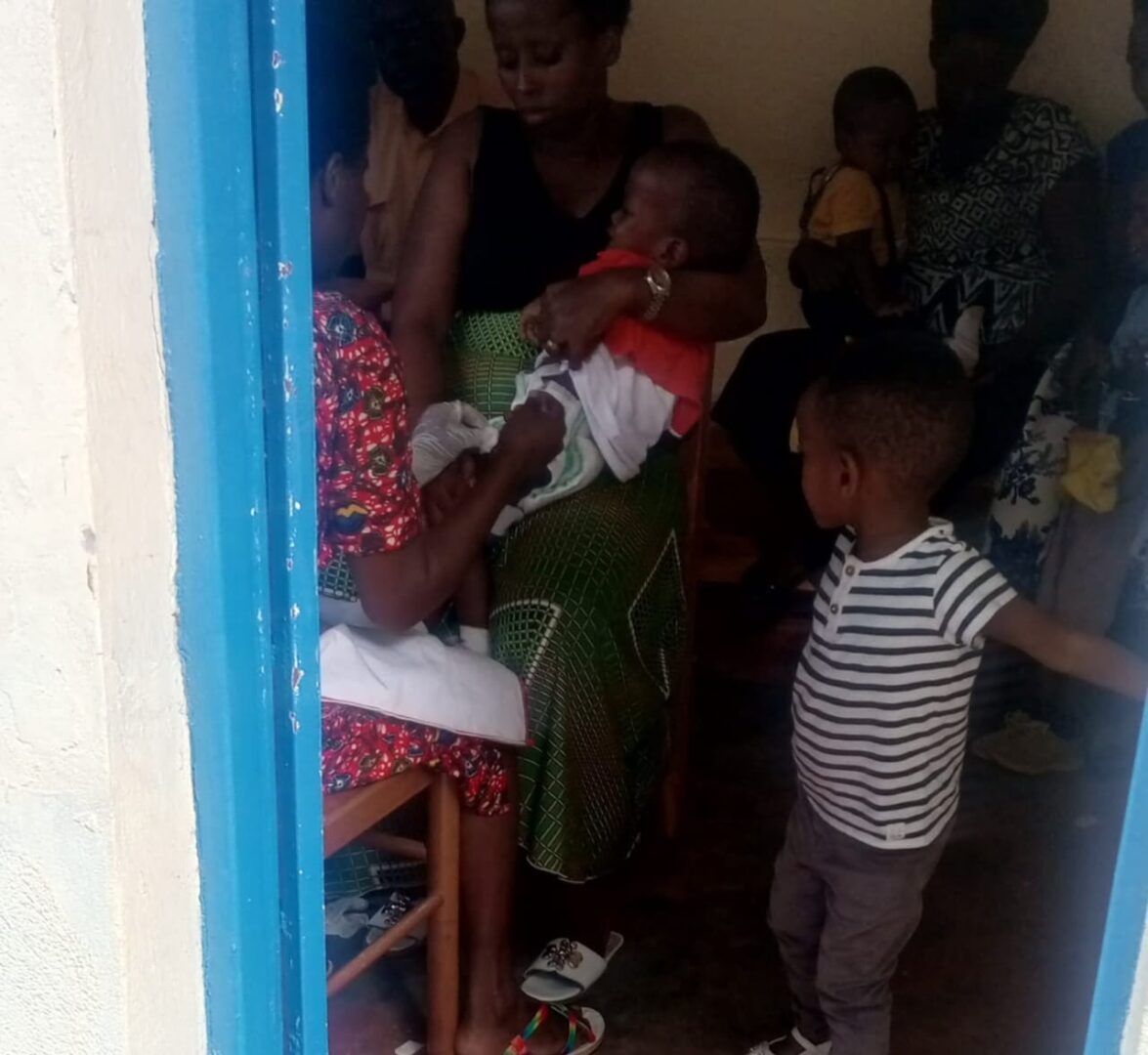 Des enfants dans une chambre du centre de Rohero où des habitants viennent se faire “tester” pour un empoisonnement présumé. ©SOS Médias Burundi