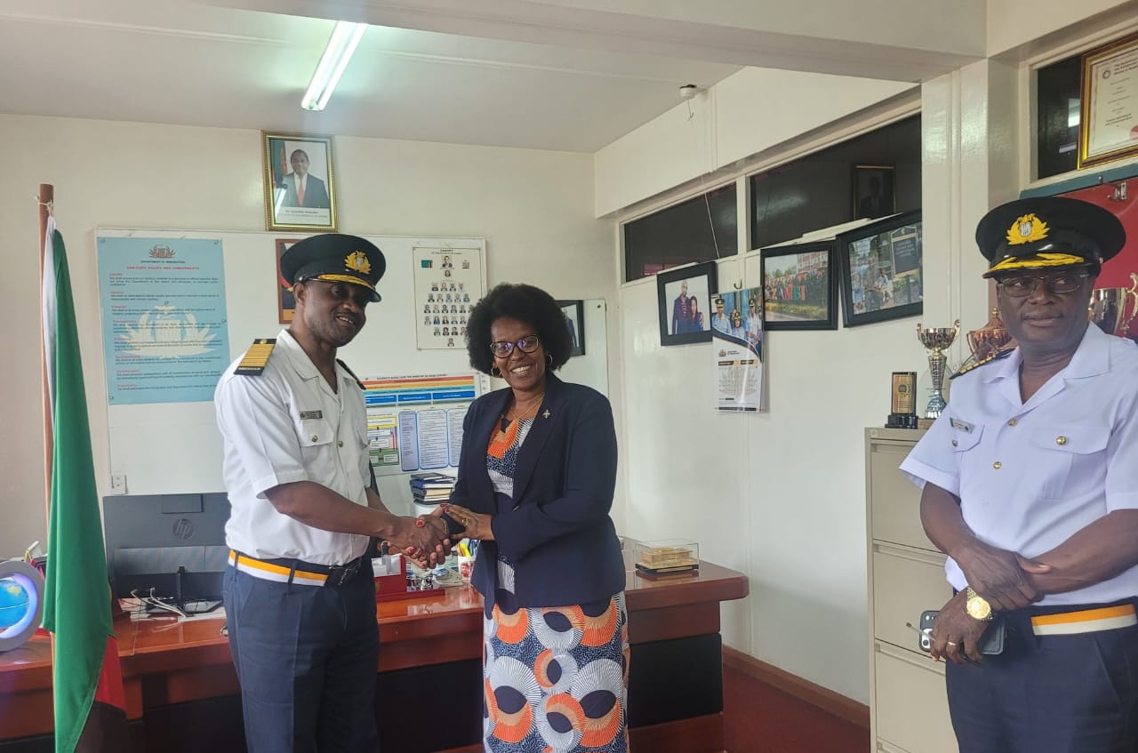 L’ambassadrice Evelyne Butoyi avec un responsable zambien de la migration lors d’une réunion sur la situation des Burundais arrêtés en Zambie à Lusaka. ©SOS Médias Burundi