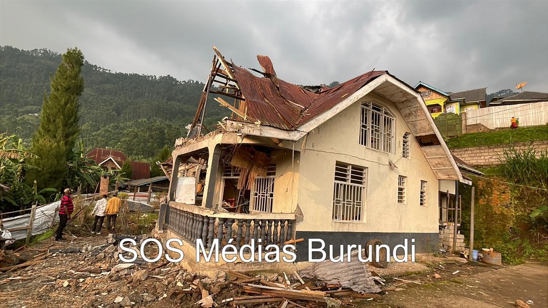 Une maison en partie endommagée par une frappe de drone à Masisi, dans le Nord-Kivu, en janvier 2026. L’attaque a été attribuée aux Forces armées de la République démocratique du Congo (FARDC). ©SOS Médias Burundi