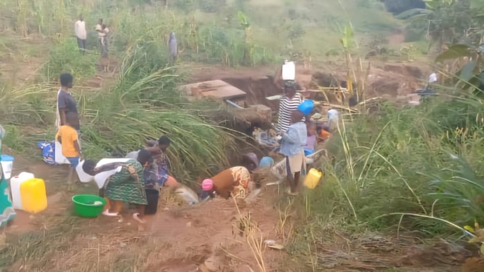 Buhumuza : drinking water shortage at Nyankanda refugee camp after a spring destruction