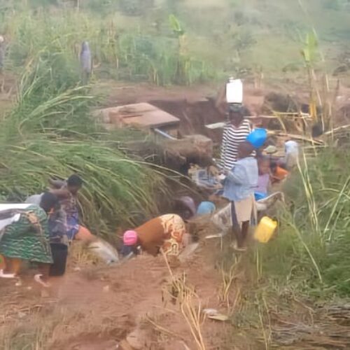 Buhumuza : drinking water shortage at Nyankanda refugee camp after a spring destruction
